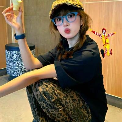 年轻女孩爱过来